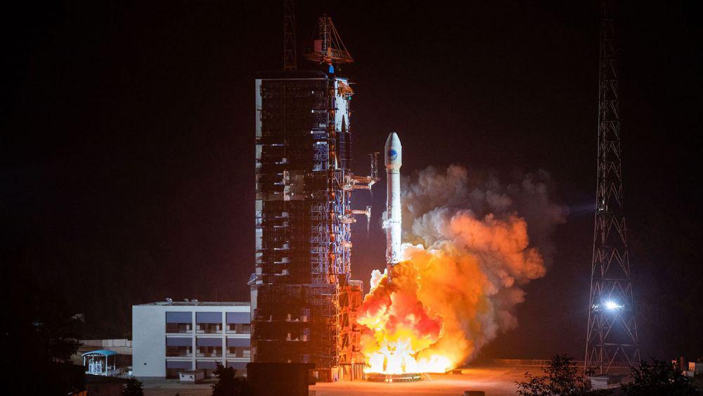 Roket pembawa Long March-3B dengan dua satelit Sistem Satelit Navigasi BeiDou meluncur dari Pusat Peluncuran Satelit Xichang pada 19 November di Xichang, provinsi Sichuan, Cina. (thetrumpet.com)