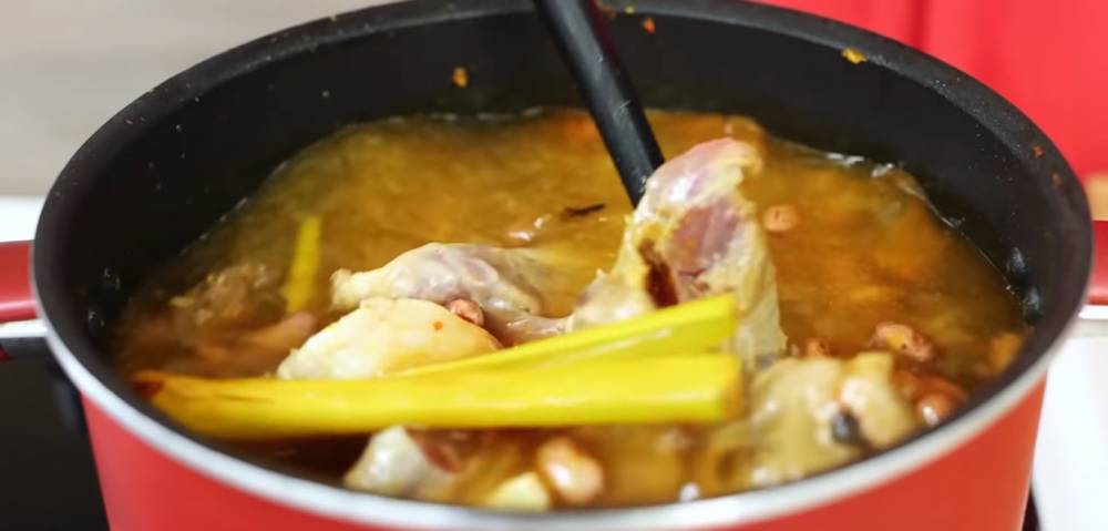 Proses memasak soto tangkar (YouTube.com/Devina Hermawan)