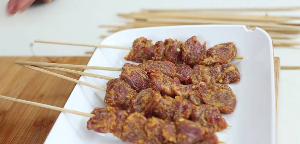 Proses penusukkan sate (YouTube.com/Devina Hermawan)