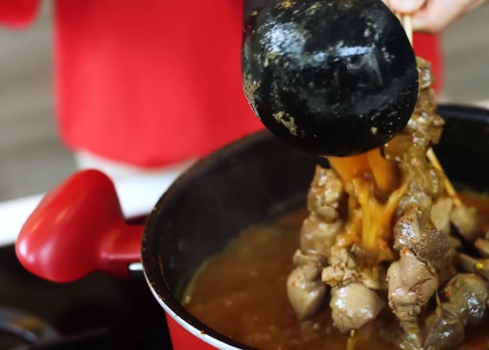 Proses menyiram sate dengan kaldu soto (YouTube.com/Devina Hermawan)