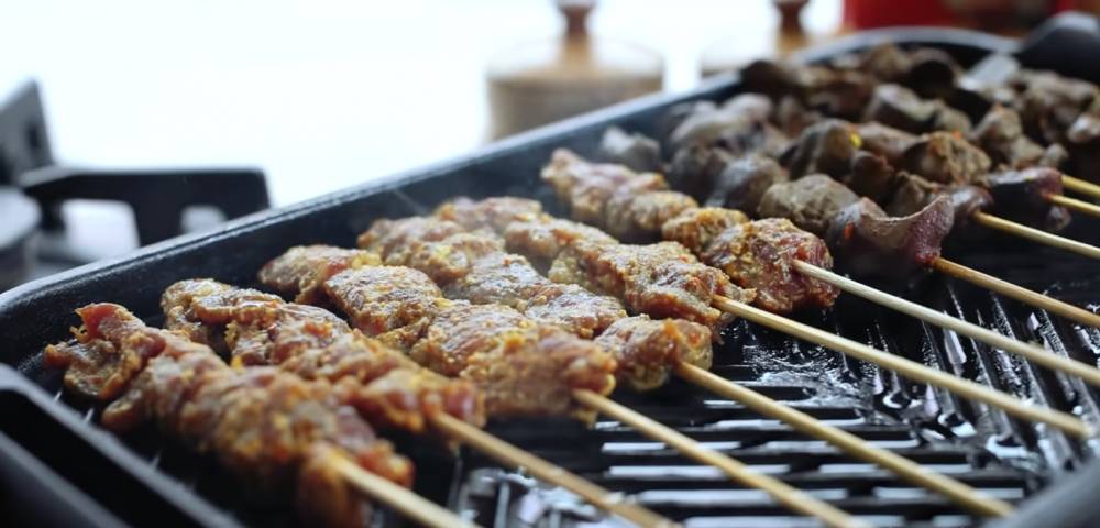 Proses memasak sate (YouTube.com/Devina Hermawan)