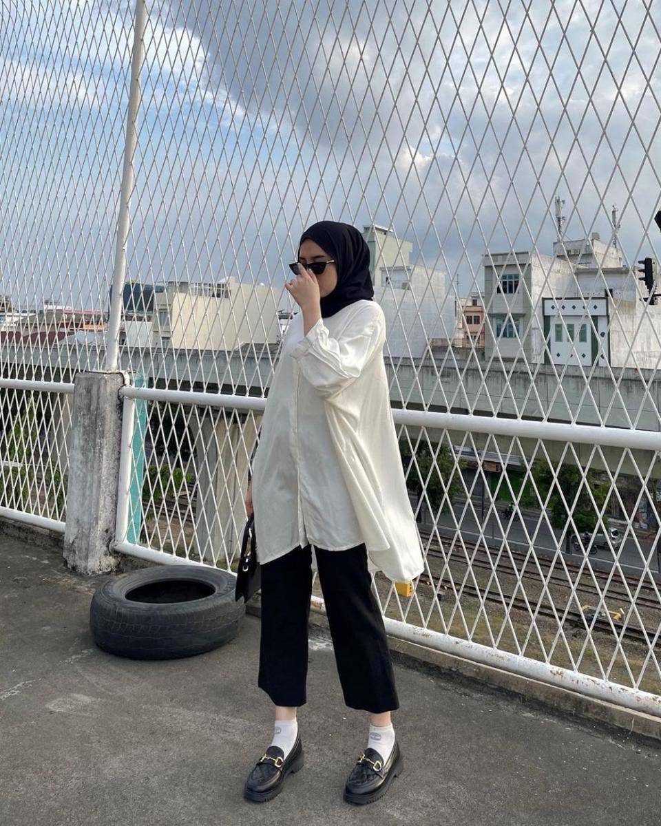 style monokrom dengan bawahan celana (instagram.com/viaazulviani)