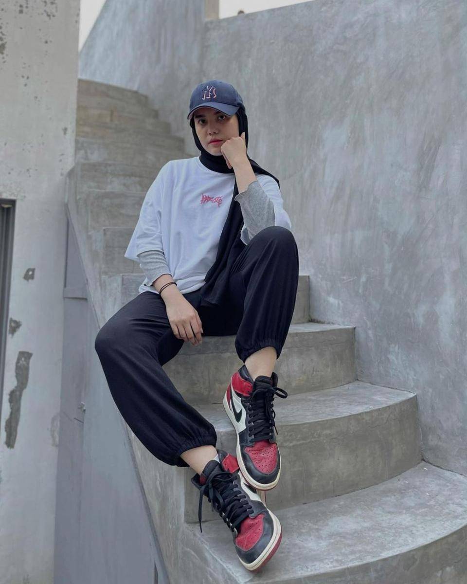 style monokrom dengan bawahan celana (instagram.com/viaazulviani)
