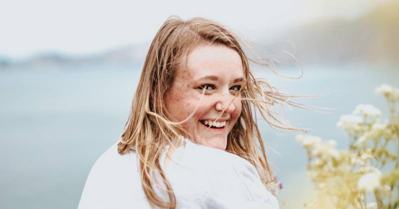 ilustrasi perempuan tertawa (unsplash.com/Devin Avery)