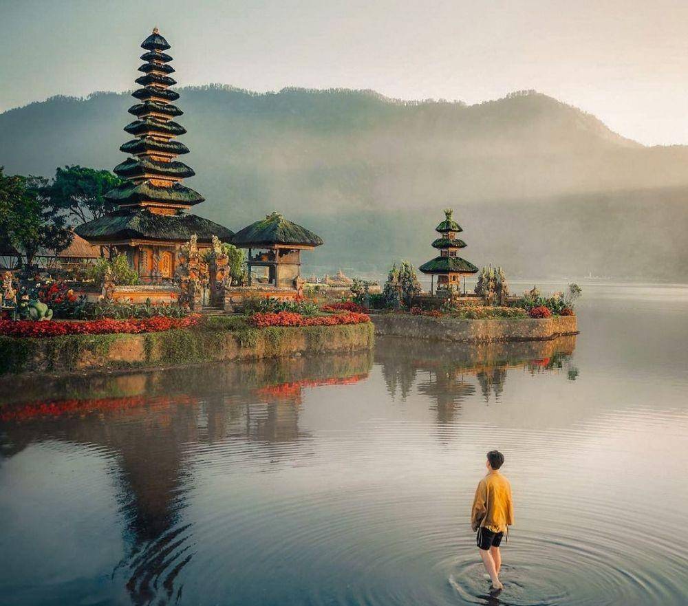 Pura Ulun Danu di Danau Beratan (instagram.com/elgamartadewi)