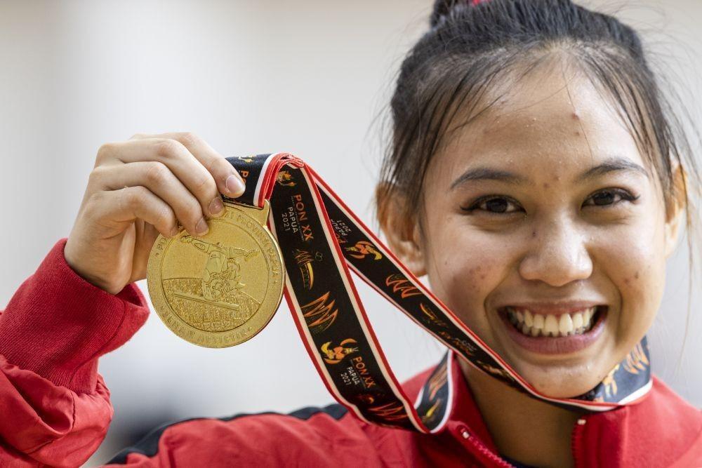 Pesenam artistik putri Sulawesi Selatan Muthia Nur Cahya di PON XX Papua, Minggu (3/10/2021). (ANTARA FOTO/M Risyal Hidayat)