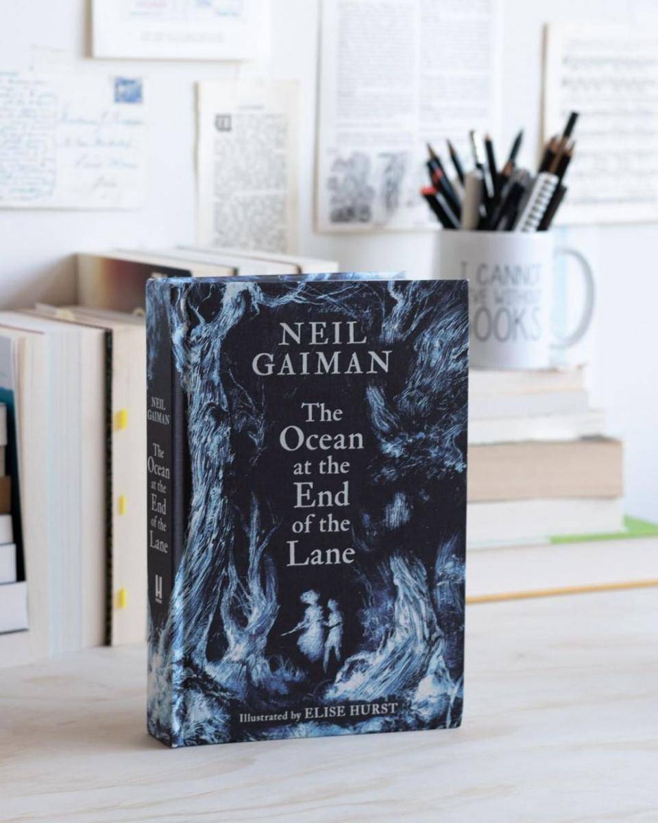 The Ocean at the End of the Lane oleh Neil Gaiman (instagram.com/babblingbooks)