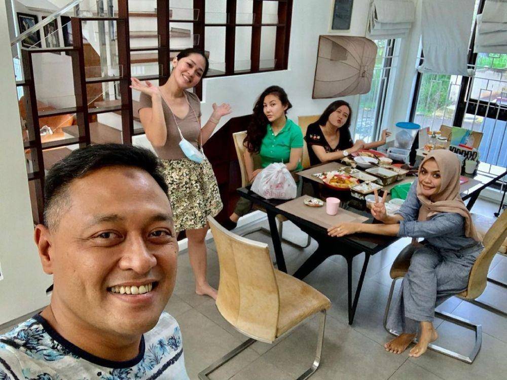 Shenny Andrea dan rekan artis (instagram.com/bemby_putuanda)