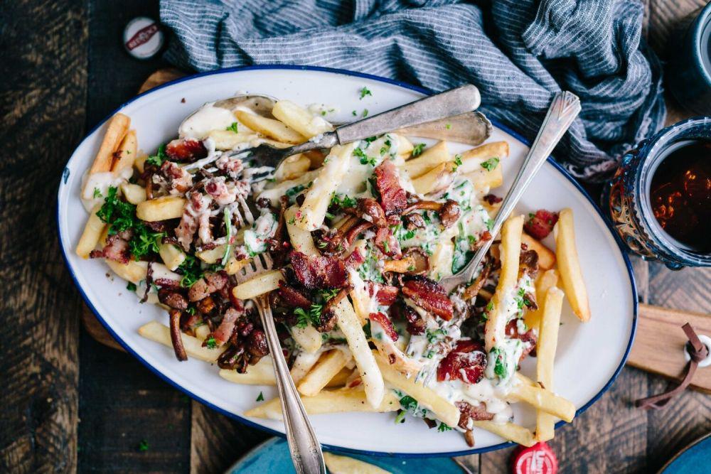 ilustrasi ragam olahan poutine (unsplash.com/Brooke Lark)