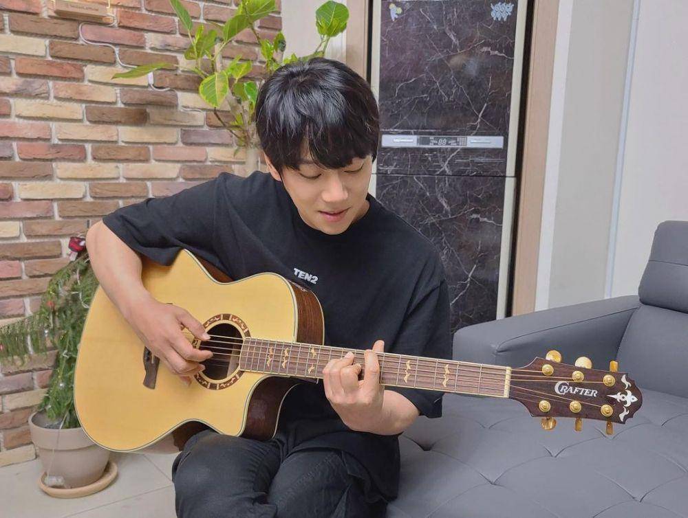 Hwang Chi Yeol (instagram.com/chiyeul7102)