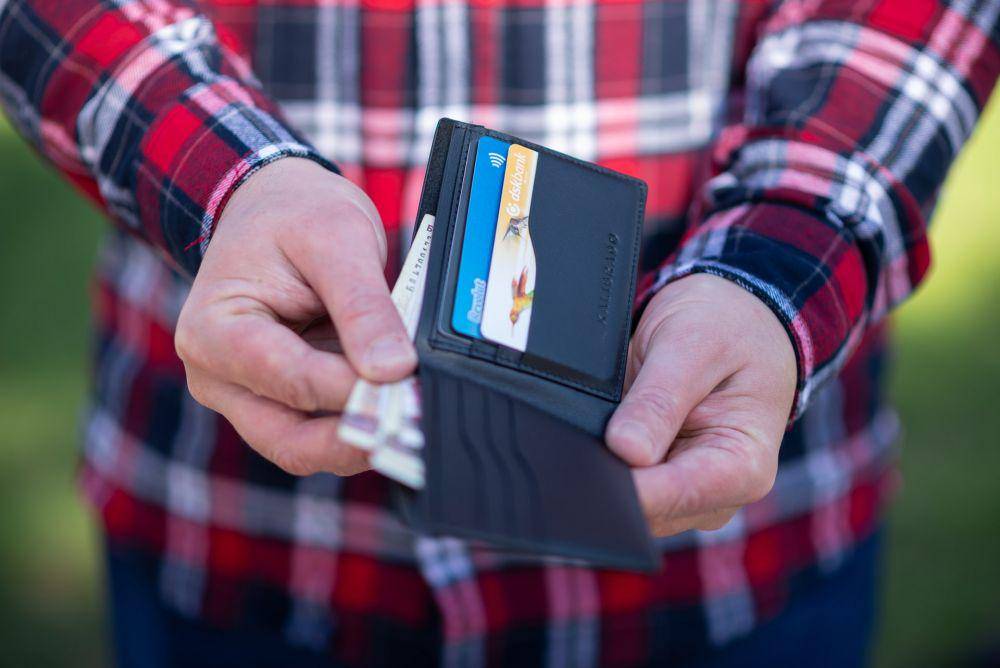 ilustrasi dompet (unsplash.com/Emil Kalibradov)