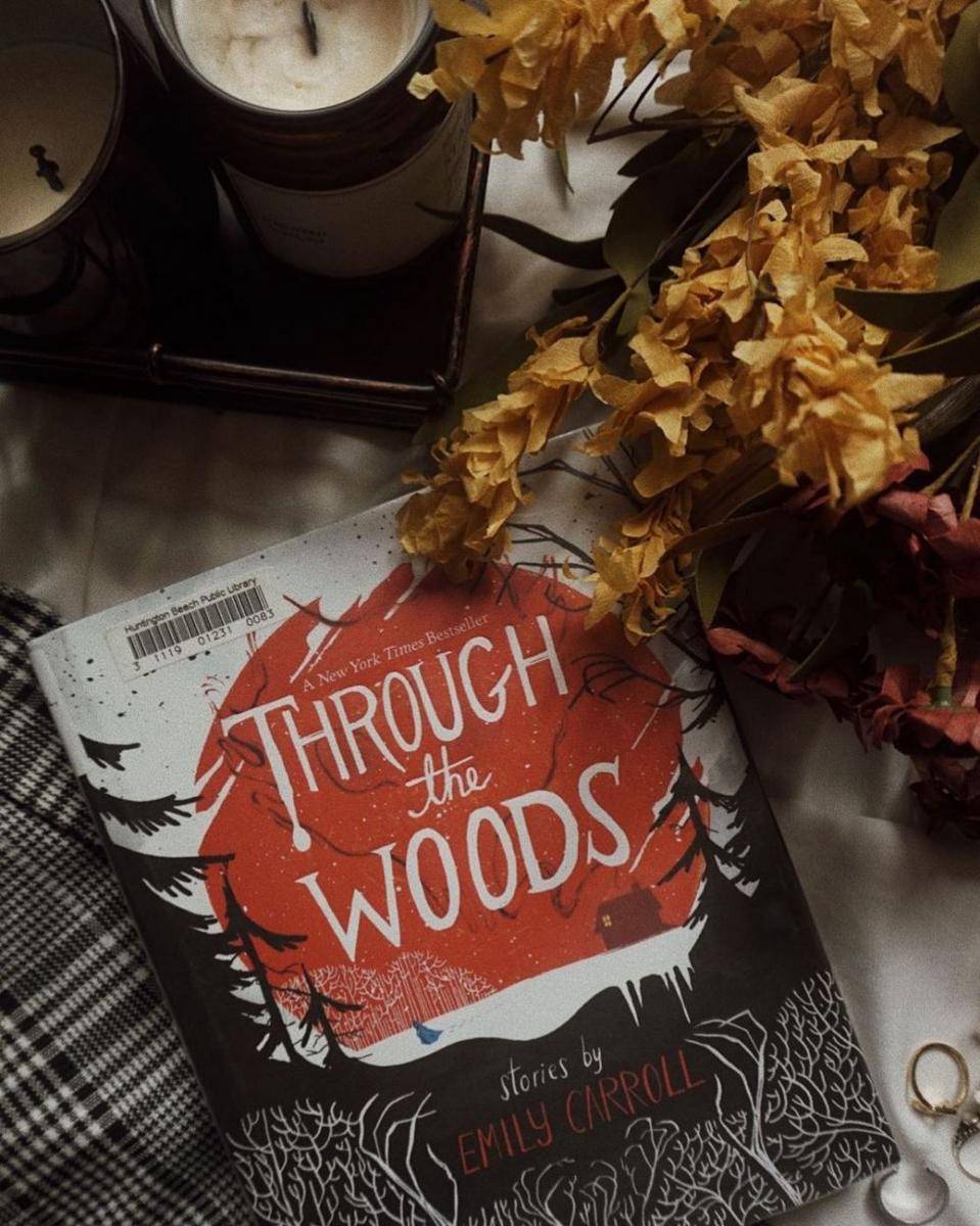 Through the Woods oleh Emily Carroll (instagram.com/hayleereads)