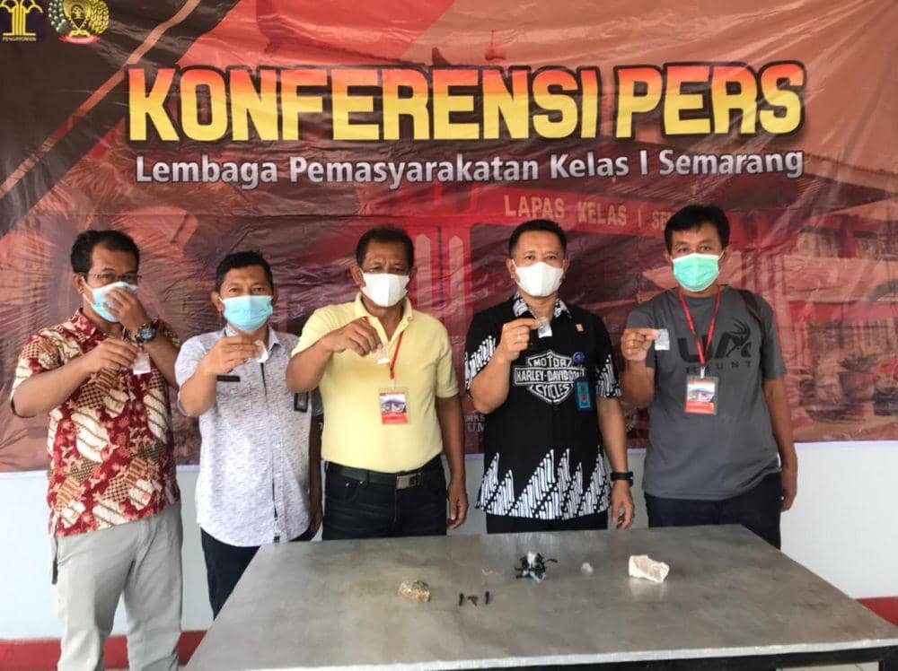 Jajaran petugas Lapas Kedungpane menunjukan sabu yang nyaris diselundupkan. (Dok Humas Lapas Kedungpane Semarang)