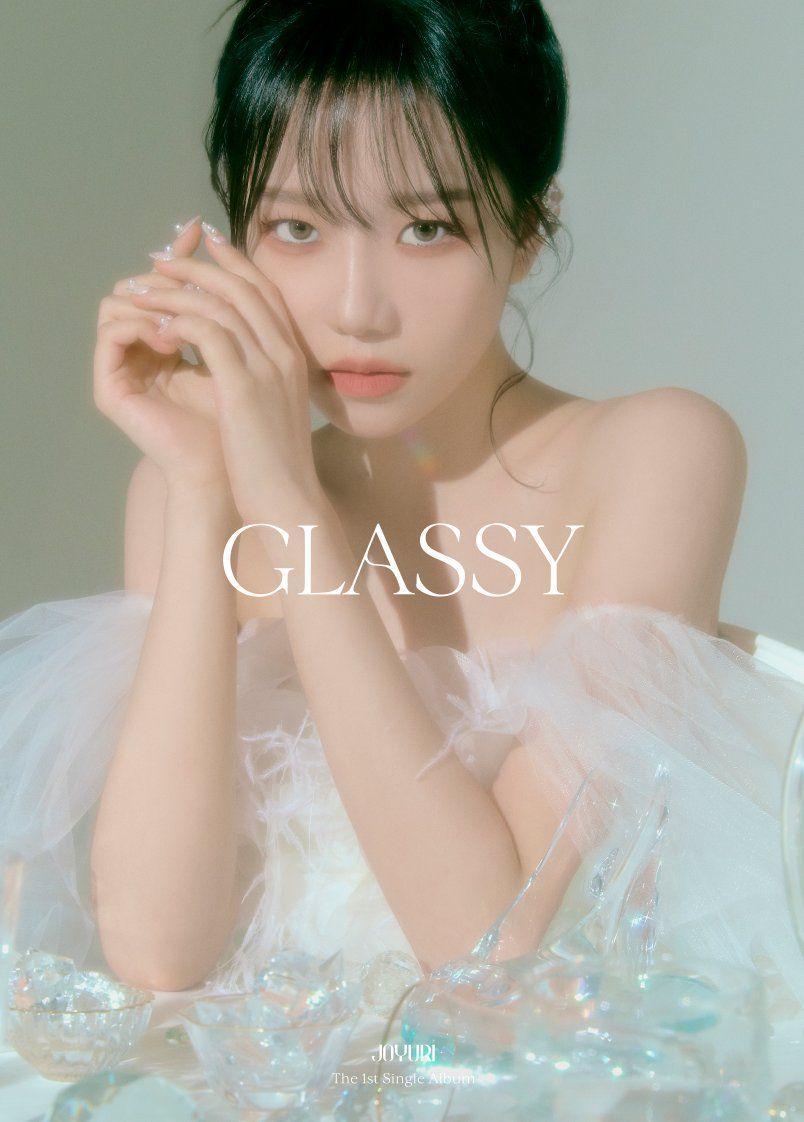 Jo Yuri di foto teaser GLASSY (twitter.com/JOYURI_offcl)