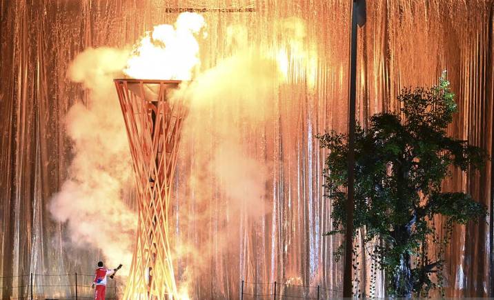 Atlet sepak bola Boaz Solossa menyalakan api Kaldron PON Papua saat upacara pembukaan di Stadion Lukas Enembe, Kompleks Olahraga Kampung Harapan, Distrik Sentani Timur, Kabupaten Jayapura, Papua, Sabtu (2/10/2021). (ANTARA FOTO/Nova Wahyudi/aww.)