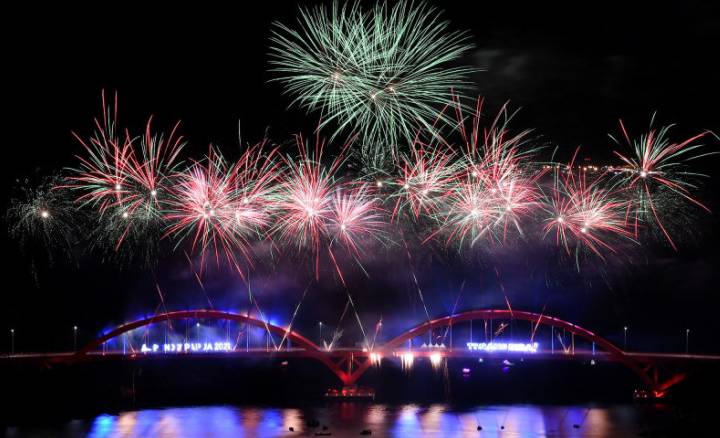 Pertunjukan kembang api menghiasi langit di atas Jembatan Merah Atas Youtefa bersamaan dengan Upacara Pembukaan PON Papua di Tanjung Ciberi, Kota Jayapura, Papua, Sabtu (2/10/2021). (ANTARA FOTO/M Risyal Hidayat/aww.)
