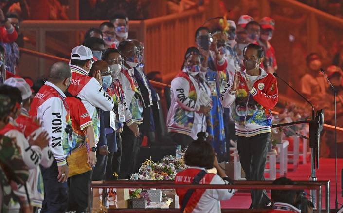 Presiden Joko Widodo (kanan) memberi salam saat tiba di lokasi Upacara Pembukaan PON Papua di Stadion Lukas Enembe, Kompleks Olahraga Kampung Harapan, Distrik Sentani Timur, Kabupaten Jayapura, Papua, Sabtu (2/10/2021). (ANTARA FOTO/Nova Wahyudi/aww.)