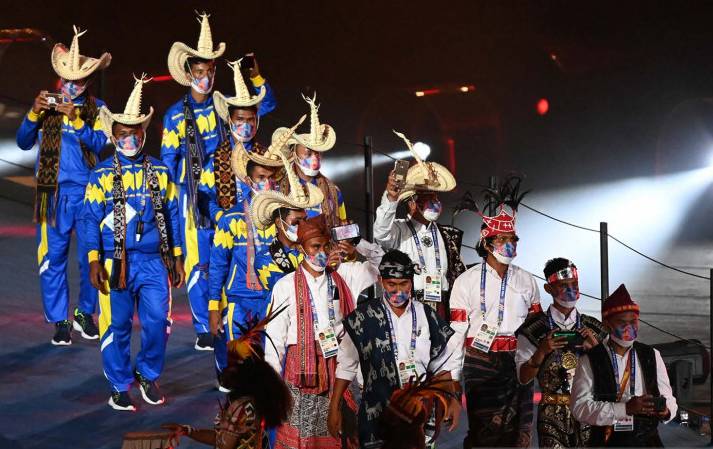 Kontingen Nusa Tenggara Timur mengikuti defile Upacara Pembukaan PON Papua di Stadion Lukas Enembe, Kompleks Olahraga Kampung Harapan, Distrik Sentani Timur, Kabupaten Jayapura, Papua, Sabtu (2/10/2021). (ANTARA FOTO/Nova Wahyudi/aww.)