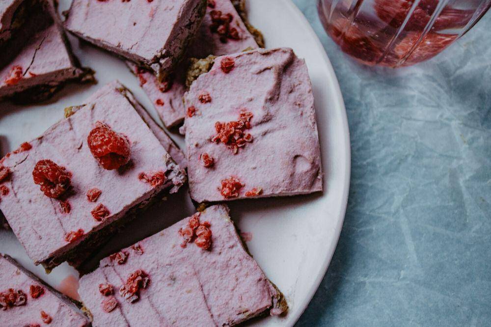 ilustrasi raspberry nanaimo bars (pexels.com/ROMAN ODINTSOV)