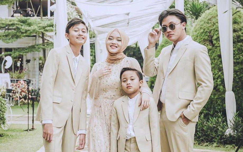 potret kompak anak komedian (instagram.com/putridelinaa)