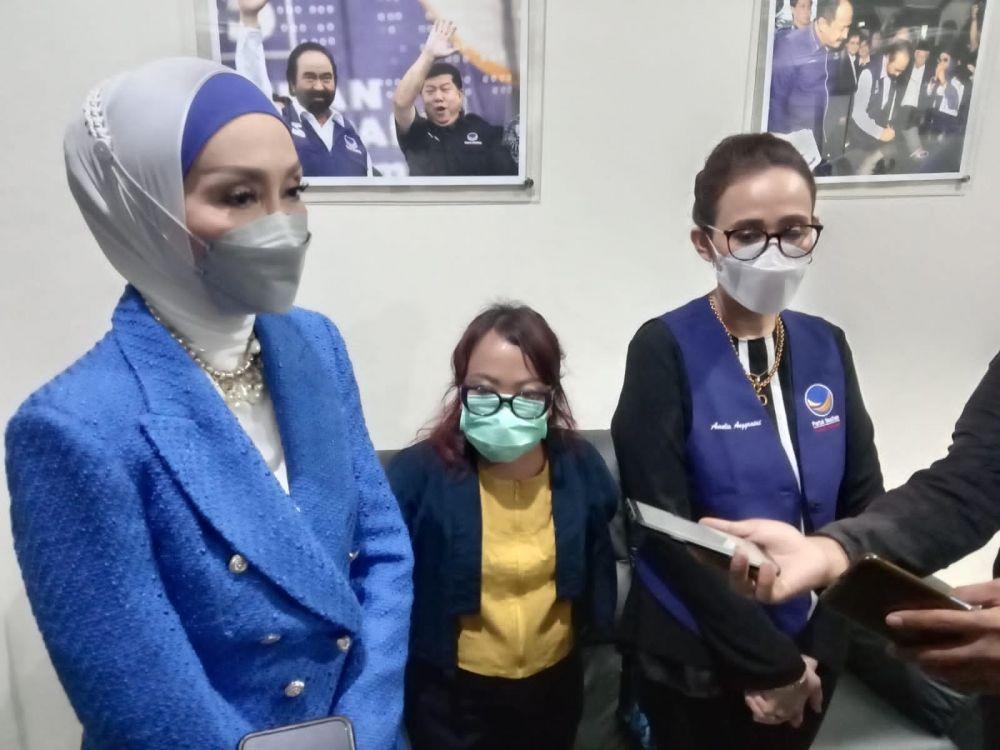 Salah satu difabel dari Partai Nasdem (tengah) yang kini menjadi Tenaga Ahli Wakil Ketua MPR RI, Anggiasari Puji Aryatie usai seminar tentang difabel di DPW Partai Nasdem Jatim, Minggu (3/10/2021). Dok. Istimewa.