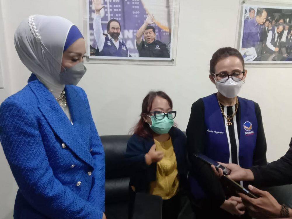 Salah satu difabel dari Partai Nasdem (tengah) yang kini menjadi Tenaga Ahli Wakil Ketua MPR RI, Anggiasari Puji Aryatie usai seminar tentang difabel di DPW Partai Nasdem Jatim, Minggu (3/10/2021). Dok. Istimewa.