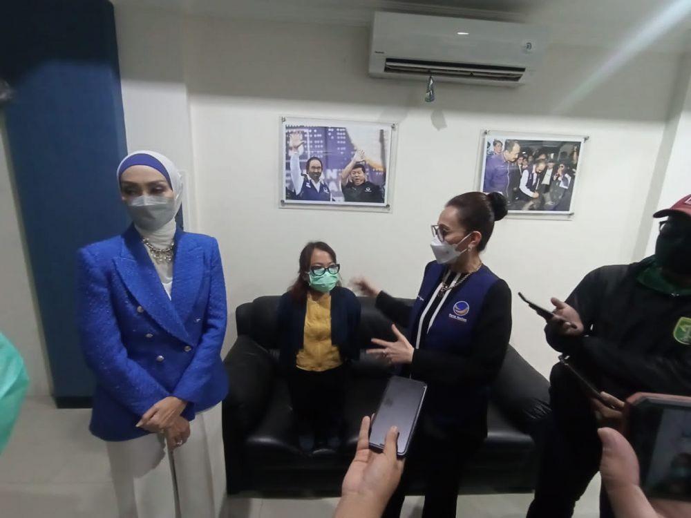 Salah satu difabel dari Partai Nasdem (tengah) yang kini menjadi Tenaga Ahli Wakil Ketua MPR RI, Anggiasari Puji Aryatie usai seminar tentang difabel di DPW Partai Nasdem Jatim, Minggu (3/10/2021). Dok. Istimewa.