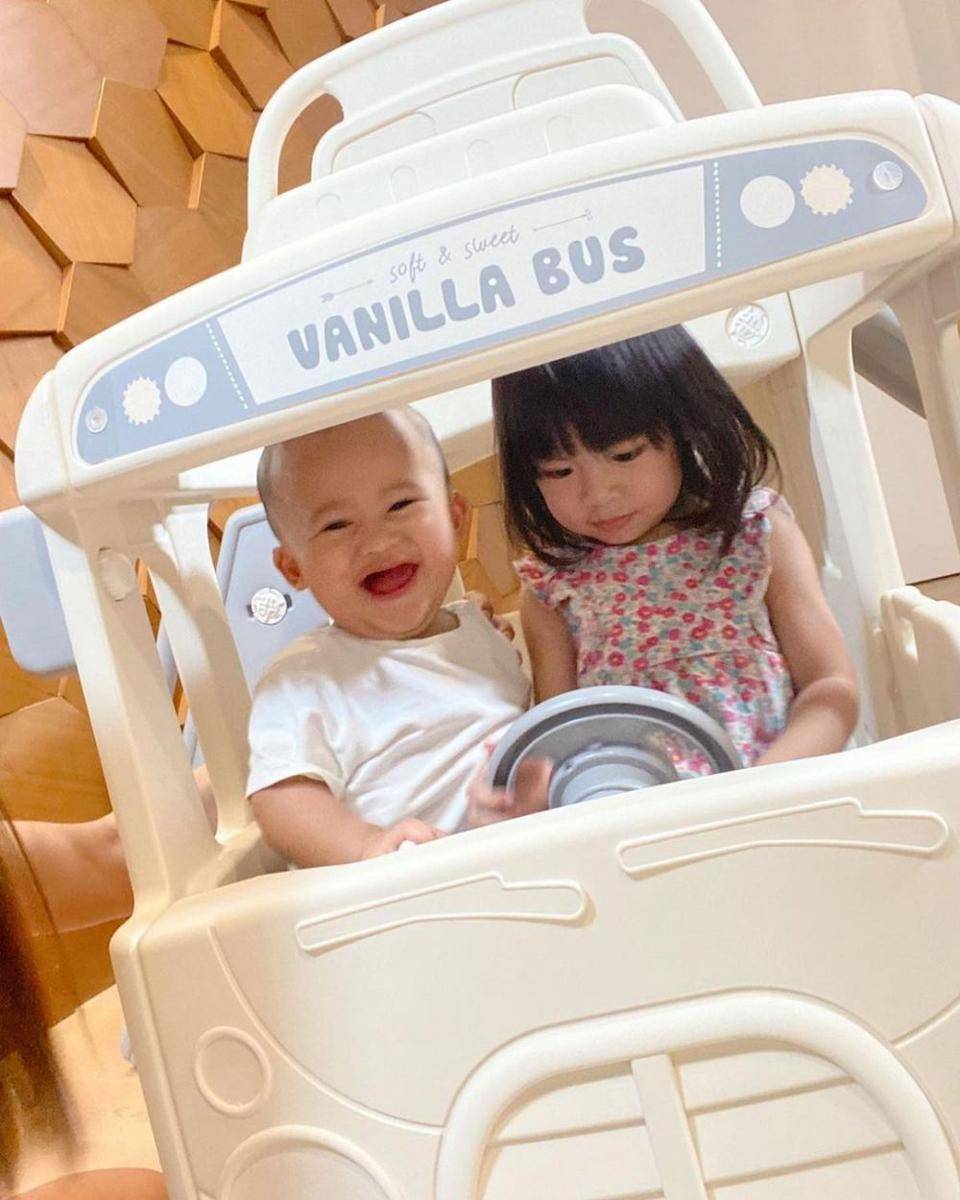 Alinea dan Aksara (instagram.com/raditya_dika)