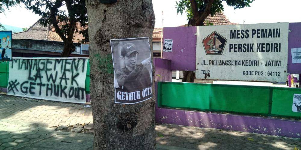 Spanduk Joko Out yang dipasang Persikmania di Mess pemain. IDN Times/ istimewa