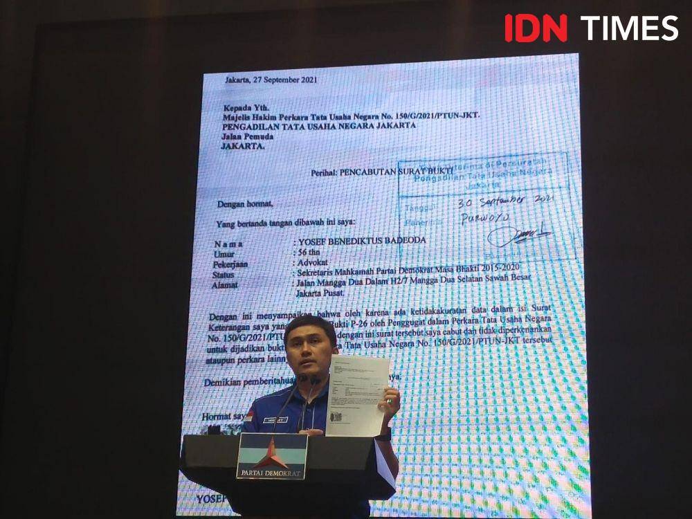 Kepala Badan Komunikasi Strategis Partai Demokrat Herzaky Mahendra Putra saat konferensi pers di kantor DPP Partai Demokrat, Jakarta Pusat, Minggu (3/10/2021) (IDN Times/Muhammad Ilman Nafi'an)
