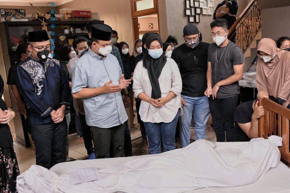 Potret Gubernur DKI Jakarta Anies Baswedan berada di rumah duka Dirut PT. Transportasi Jakarta  Sardjono Jhony Tjitrokusumo yang meninggal dunia, Minggu 3 Oktober 2021(Instagram/Aniesbaswedan)