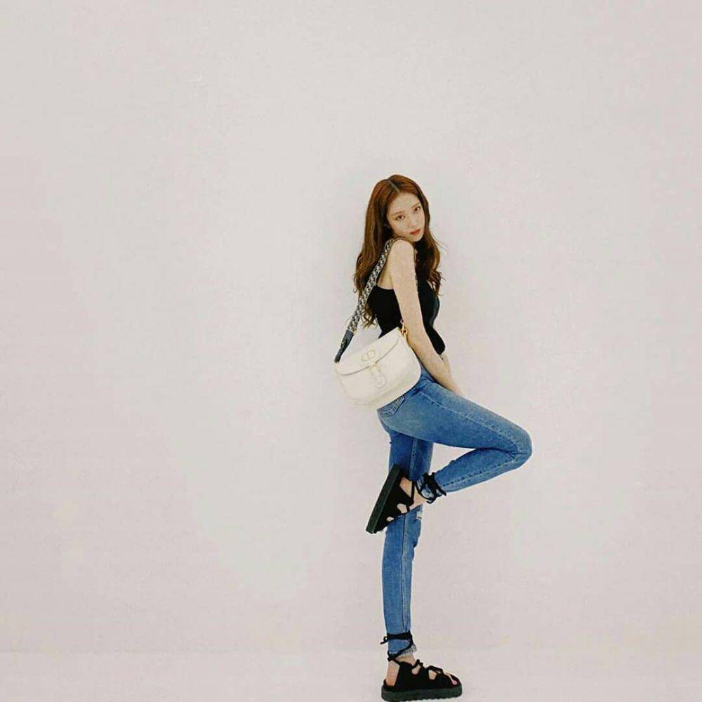 Outfit santai Lee Sung Kyung (instagram.com/baesungkyung)