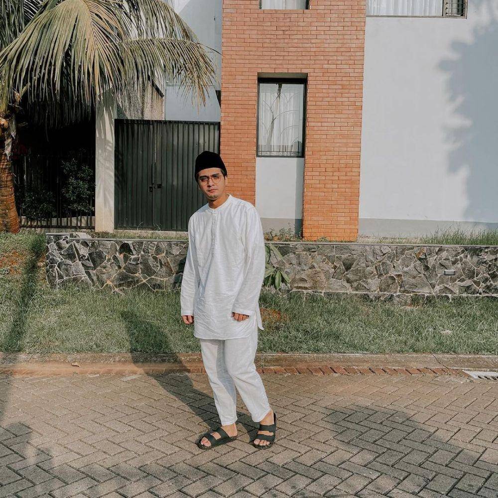 Ilustrasi baju muslim artis pria (instagram.com/rickyharun)