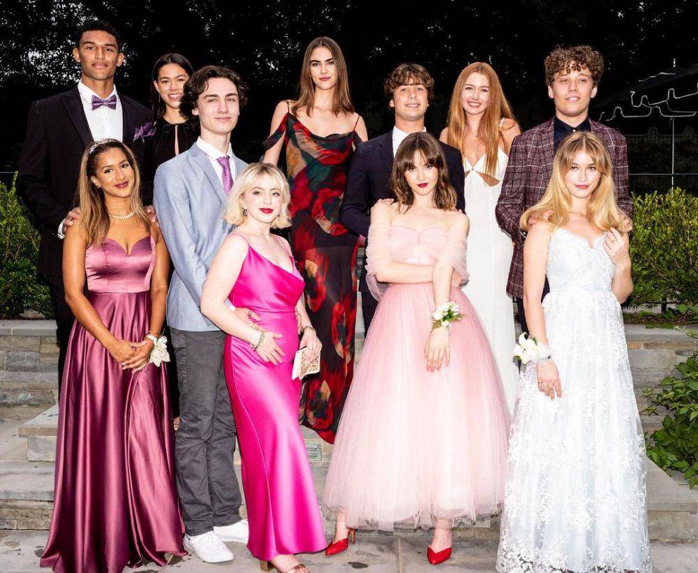 Iris Apatow dan teman-temannya ketika akan menghadiri prom night (instagram.com/irisapatow)