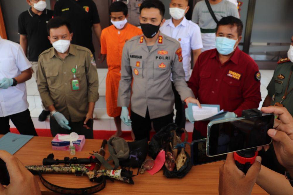Bawa Dua Tengkorak Kijang, Pemburu Satwa di TNBB Buleleng Ditangkap