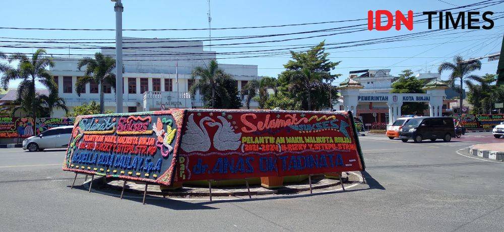Papan bunga ucapan selamat atas pelantikan wakil walikota binjai memenuhi sepanjang jalan menuju Balai Kota Binjai (IDN Times/ Bambang Suhandoko)