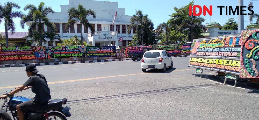 Papan bunga ucapan selamat atas pelantikan wakil walikota binjai memenuhi sepanjang jalan menuju Balai Kota Binjai (IDN Times/ Bambang Suhandoko)