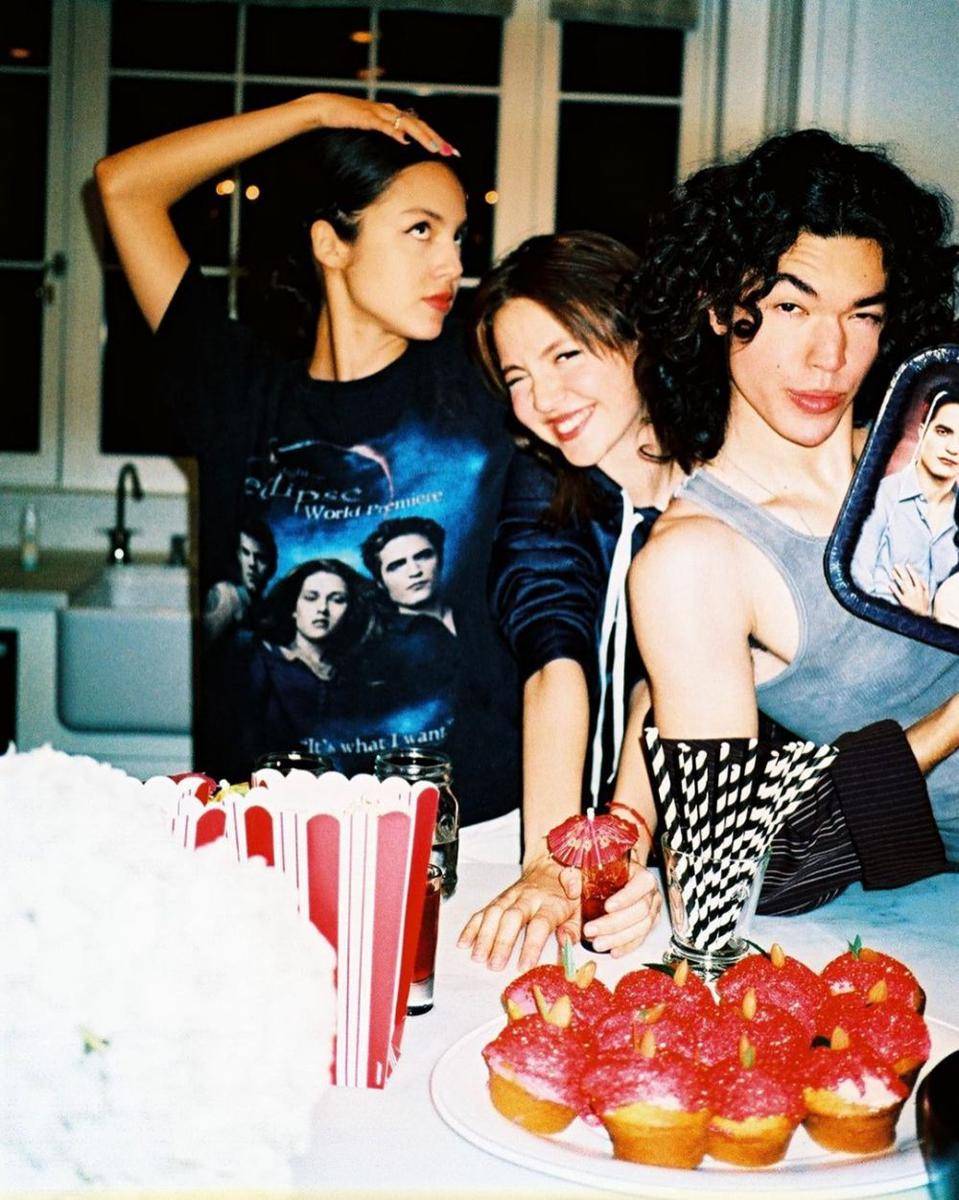 Iris Apatow, Olivia Rodrigo dan Conan Gray (instagram.com/irisapatow)