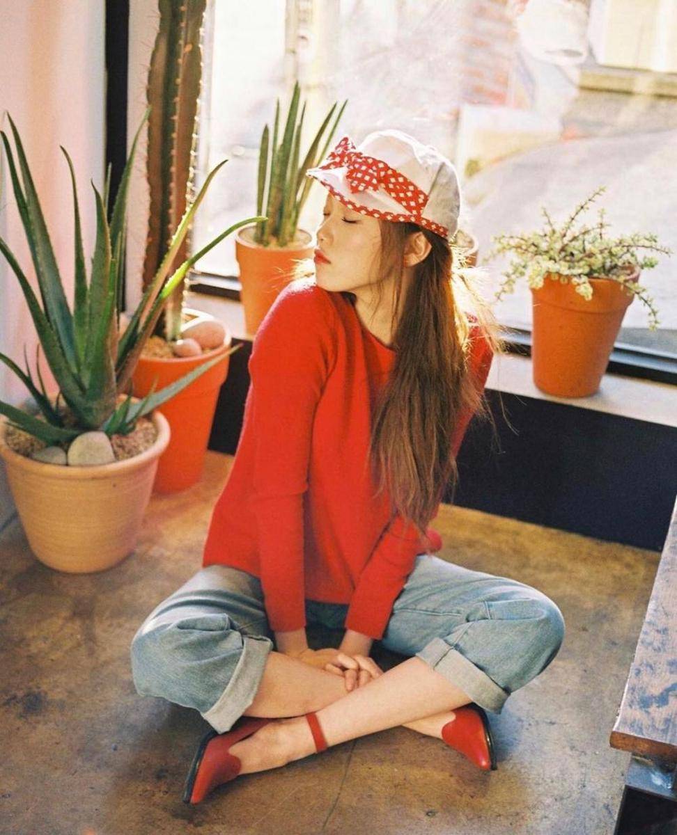 Outfit santai Lee Sung Kyung (instagram.com/lee_sung_kyung__1990)