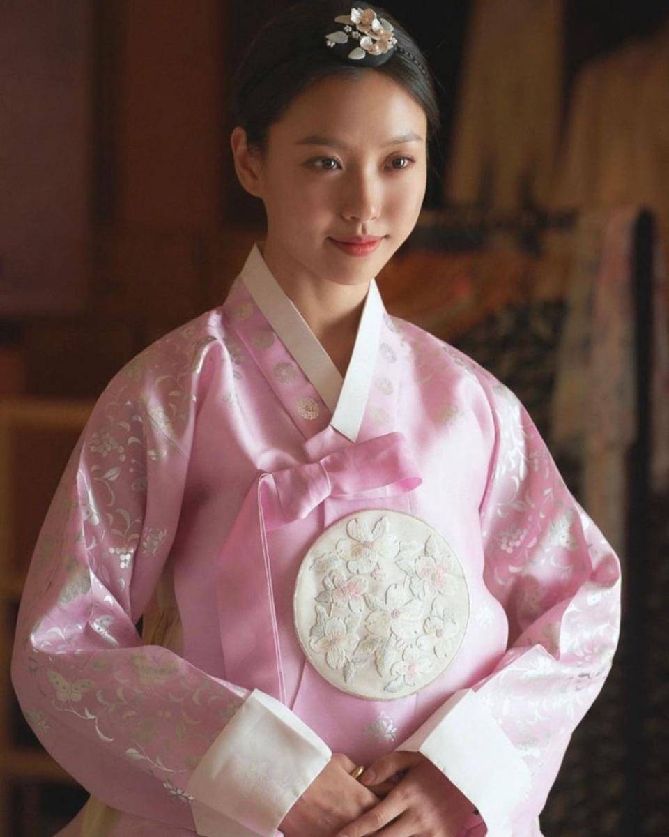 Go Min Si (instagram.com/gominsi)