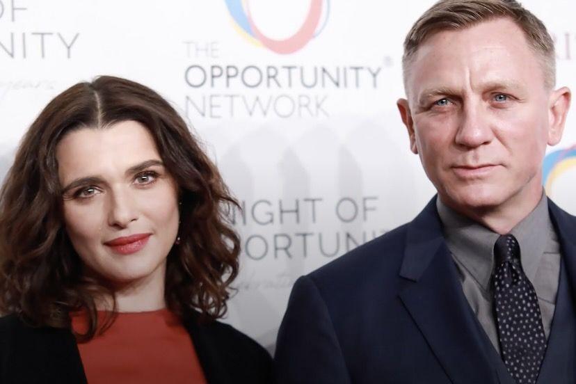 9 Potret Mesra Daniel Craig dan Istrinya Rachel Weisz, Jarang Disorot