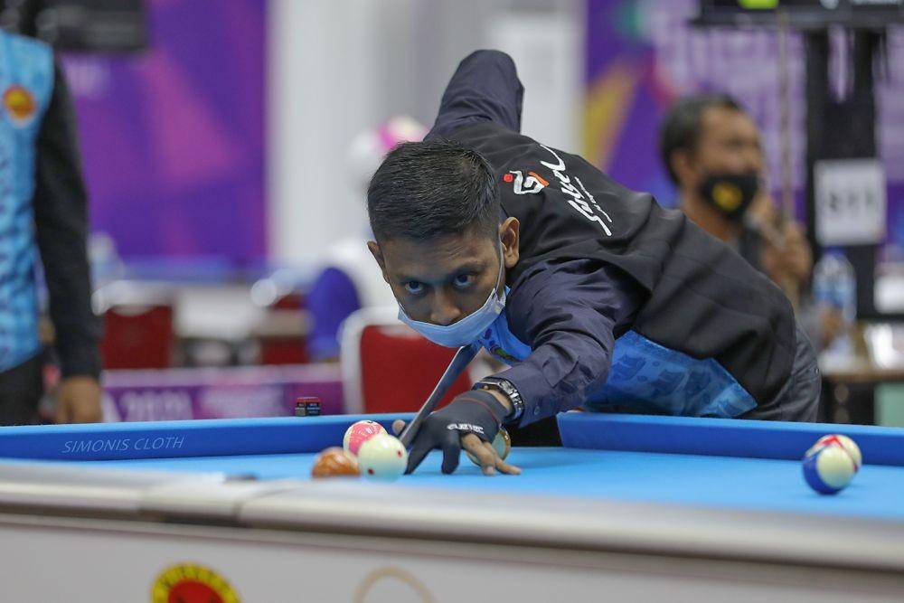 Pemain tim biliar putra Sulawesi Selatan, Ahmad Riswan Adiputra, dalam pertandingan perempat final nomor "15 ball double" melawan Banten di GOR Biliar SP 2 Mimika, Kota Mimika, Senin 4 Oktober 2021. (PB PON XX Papua / Faisal Adrian)
