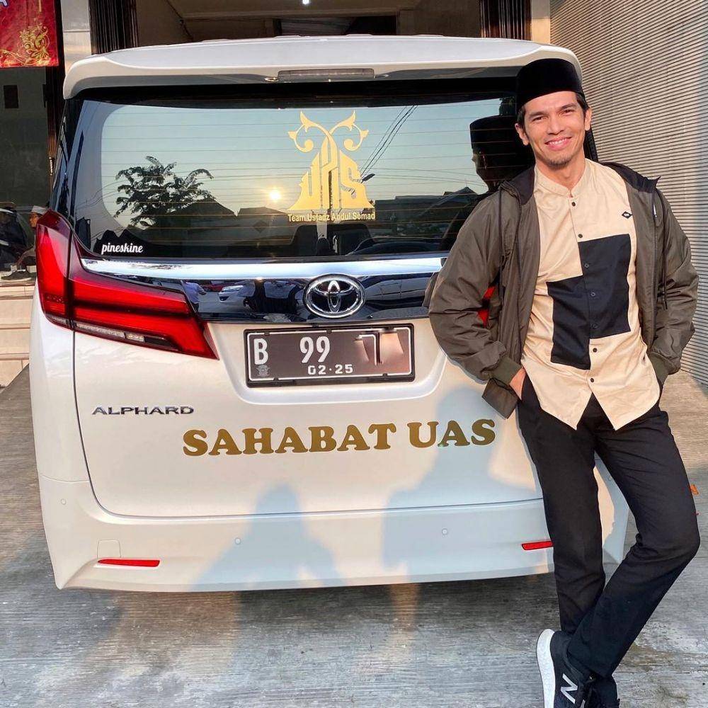 Ilustrasi baju muslim artis pria (instagram.com/adrianmaulana)