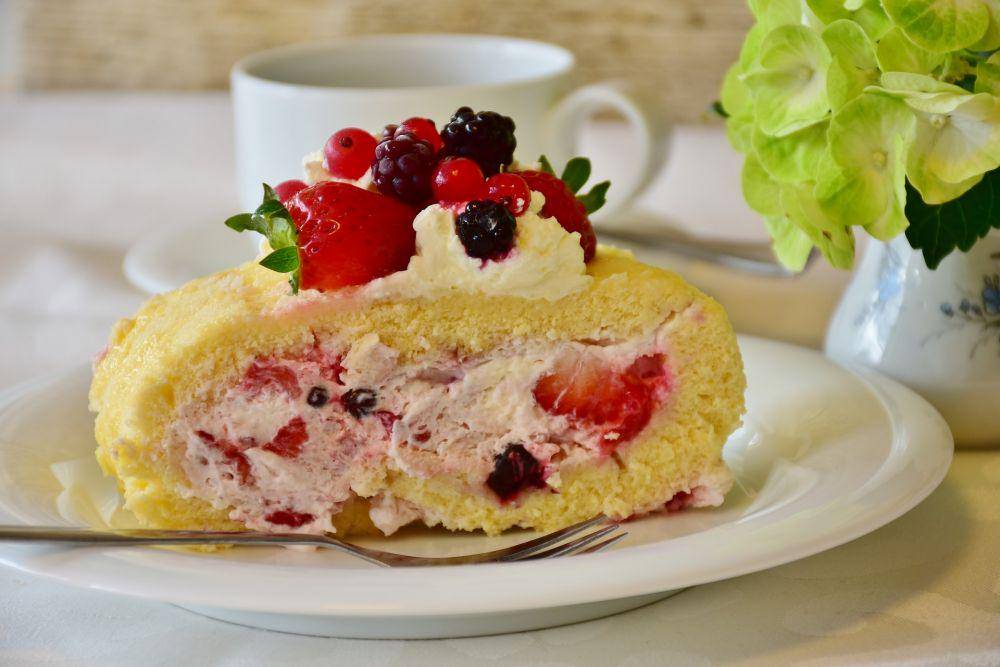 ilustrasi strawberry arctic roll (pixabay.com/RitaE)