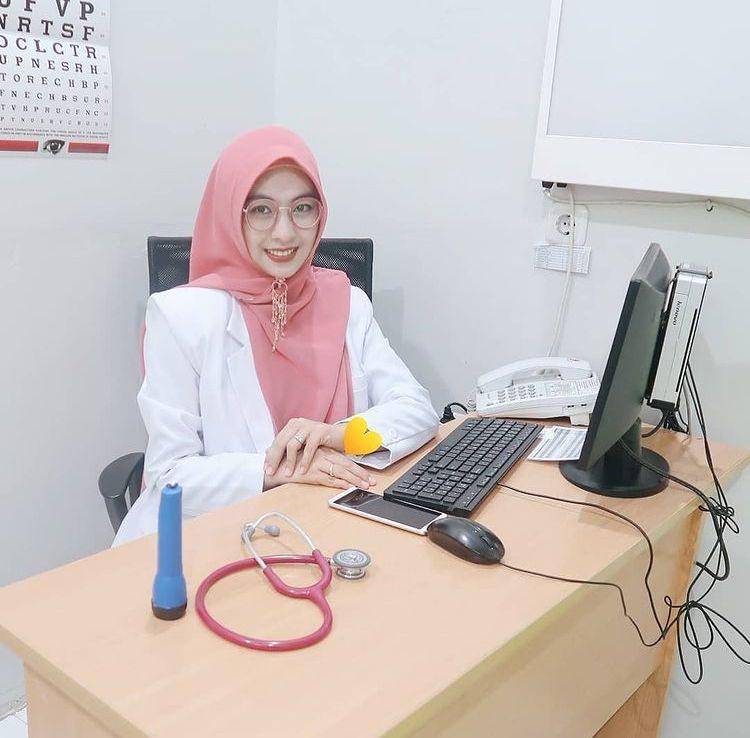 Oki vs shindy (Instagram.com/dr.shindyputri_)