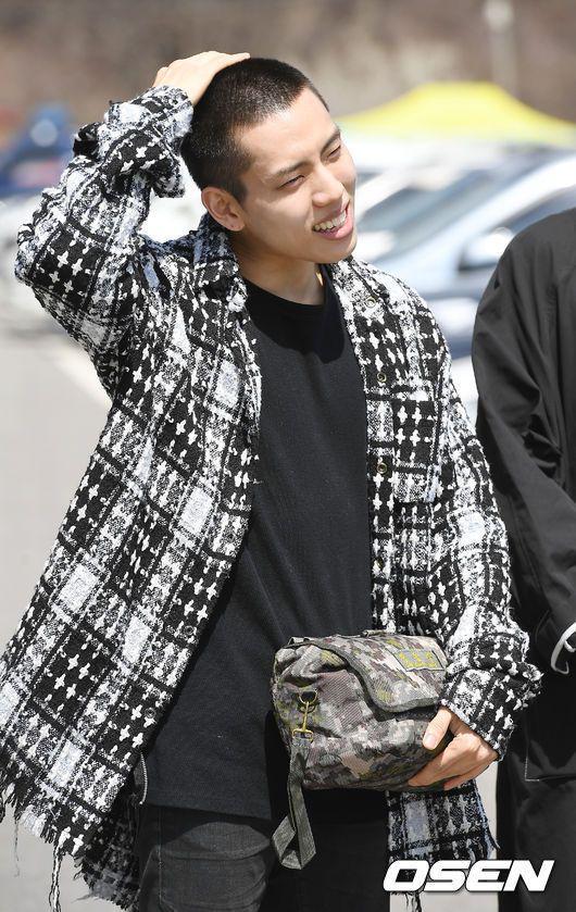 Dongwoo INFINITE saat berangkat wajib militer (chosun.com)
