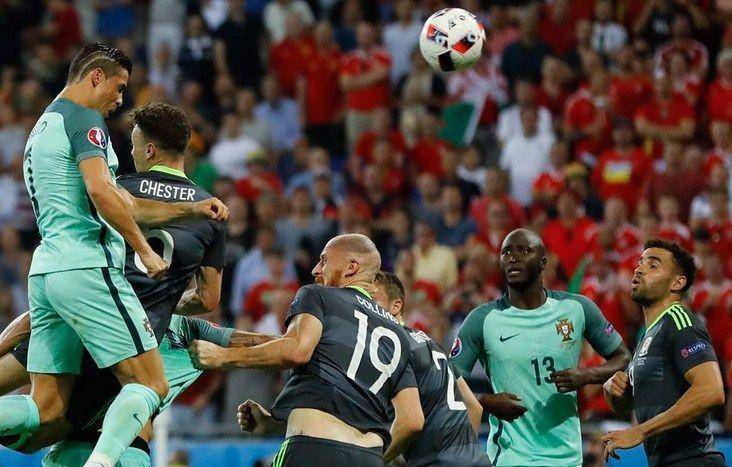 Cristiano Ronaldo menyundul bola. (Pinterest.com)