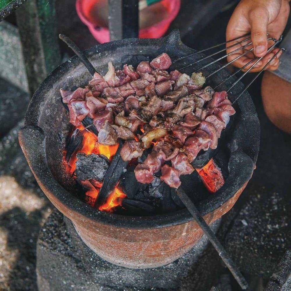 membakar sate klatak (instagram.com/sateklatakmakadi)