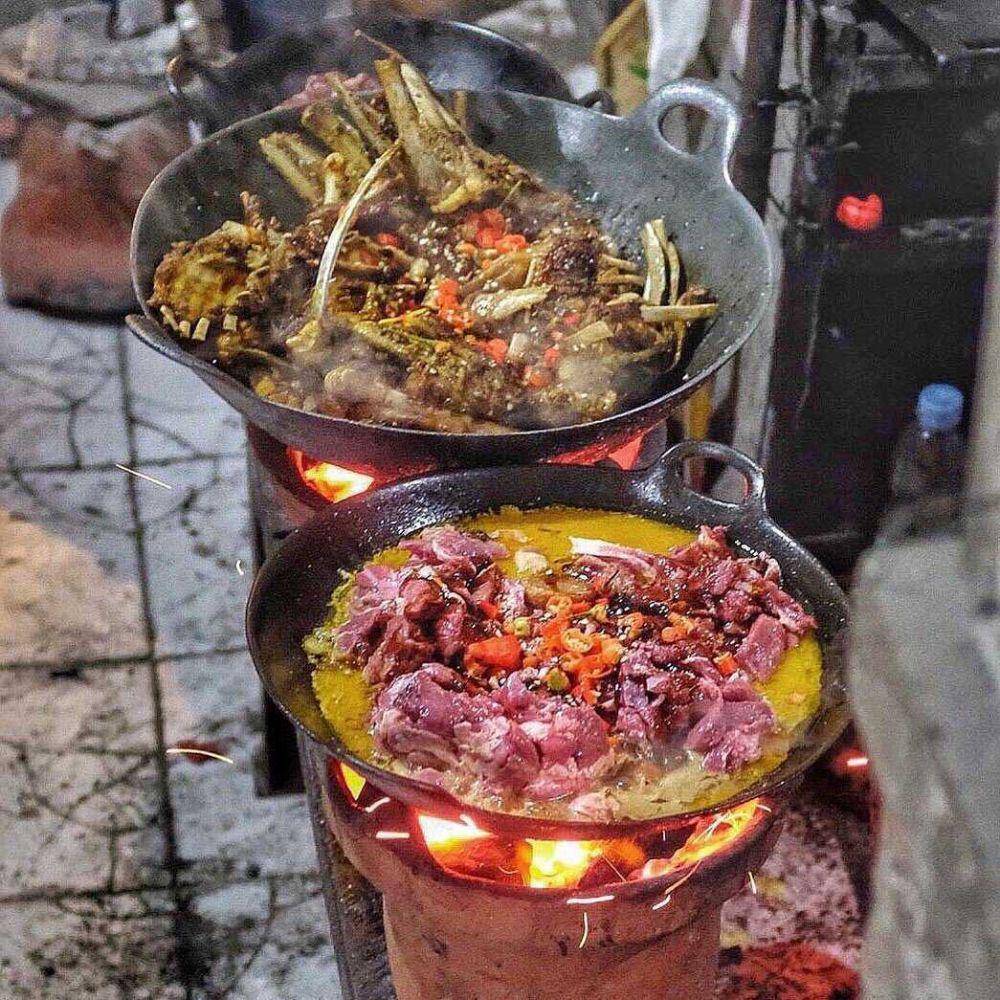 memasak gulai (instagram.com/jajanyogya)
