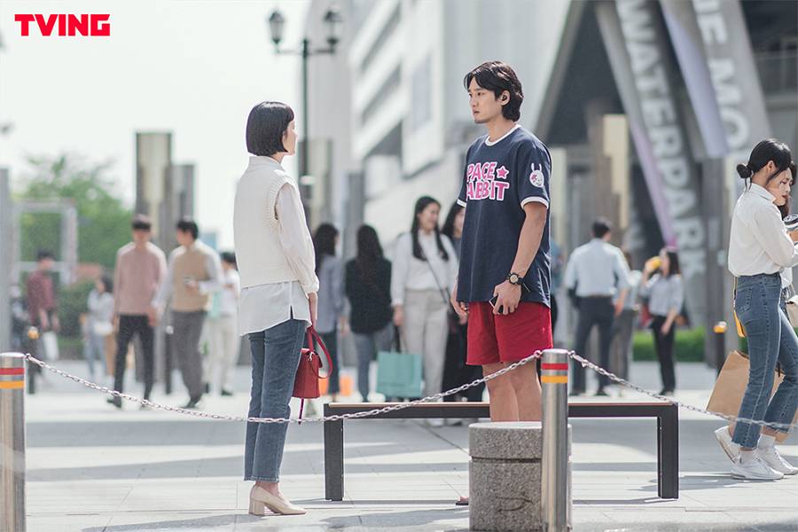 potret Ahn Bo Hyun dan Kim Go Eun di Ilsan Lake Park Garosugil (dok. tvN/Yumi's Cells)